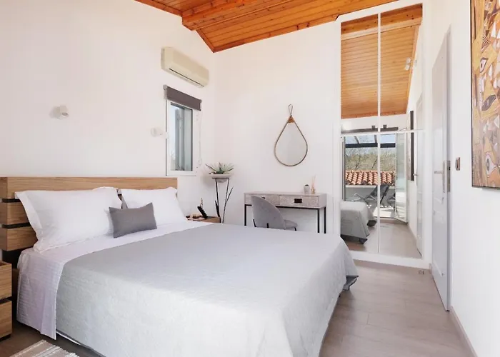 Mm Luxury Studios&villas Kompítsion