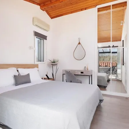 Mm Luxury Studios&villas Kompítsion